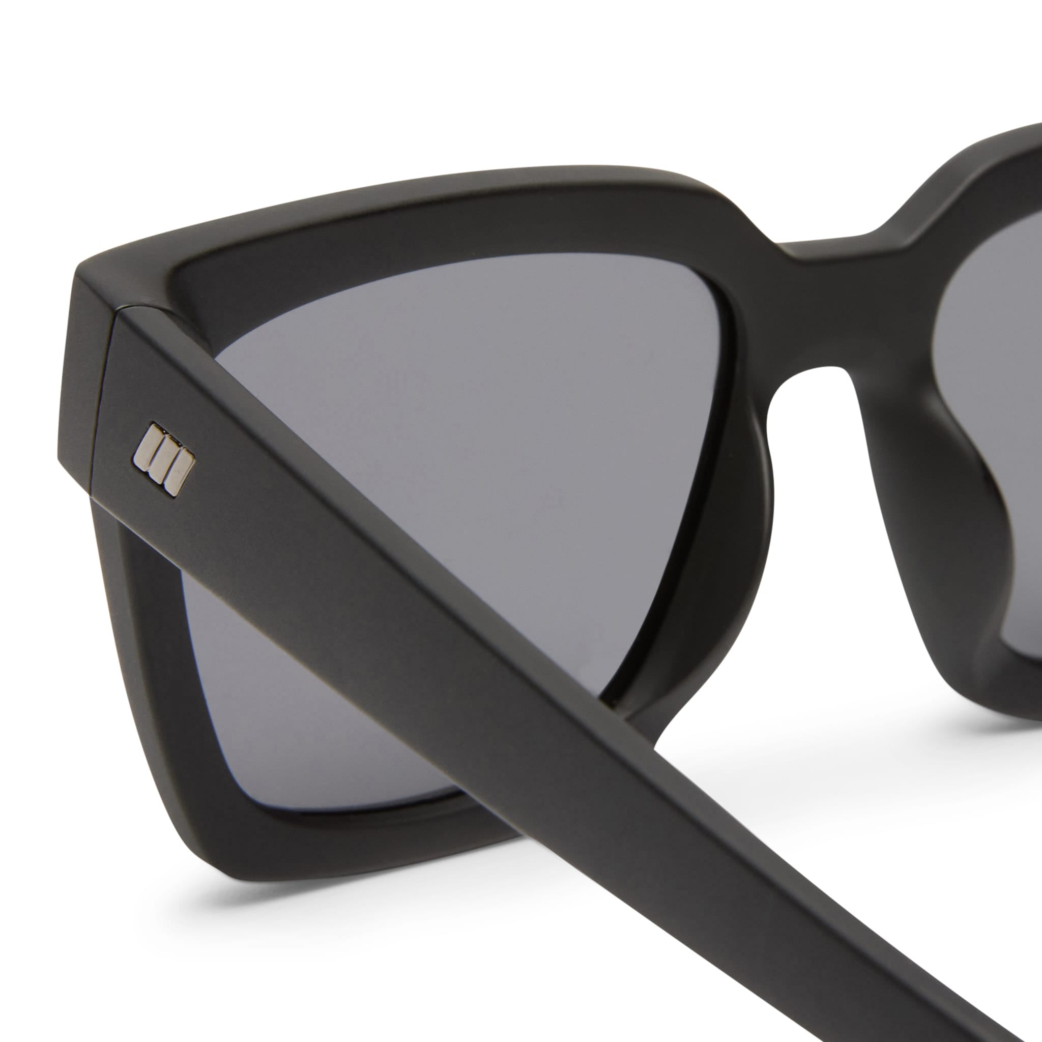 Weekend Riot 2102354 matte black/polarised smoke mono len